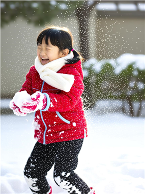 雪地里开心打雪仗的小女孩图片